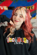 Lade das Bild in den Galerie-Viewer, „Vloghütte“ Hoodie + Autogrammkarte