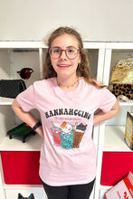 Lade das Bild in den Galerie-Viewer, Hannahccino Cat T-Shirt Pink
